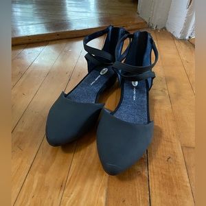 Closed toe sandals